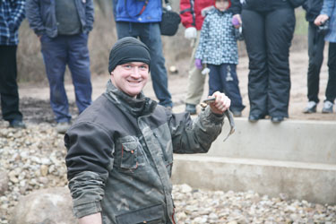 Läti noormees koos kalapääsu juurest kätte saadud silmuga. Foto: Võrumaa Teataja