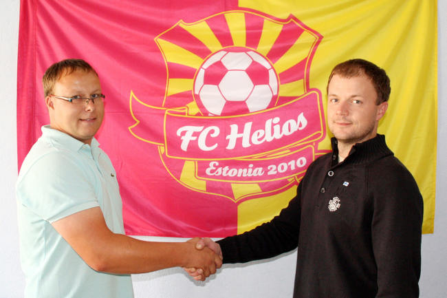 FC Helios Võru juhatuse liige Jaanus Vislapuu ja OÜ Valga Puu esindaja Mihkel Matsin.   Foto: Priit Lööper