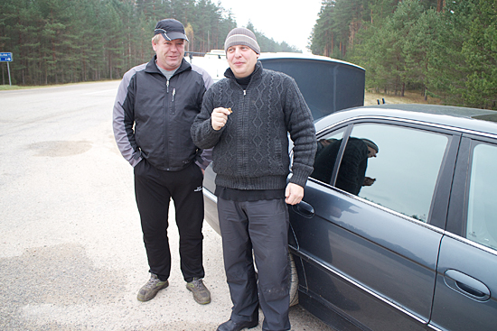 Ühed esimestest, kes juba pühapäeval laadale kohale jõudsid, olid Keila mees Veljo (vasakul) ja Tartu mees Alver. Foto: Võrumaa Teataja