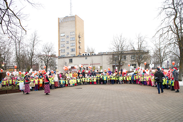 Päkapikkude pidulik rivistus Kesklinna pargis. Foto: Võrumaa Teataja