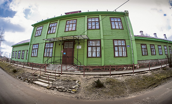 Tervel Venemaal ainulaadne Petseri lingvistiline gümnaasium asub Pihkva tänaval majas nr 38, südalinnast kiviviske kaugusel.  Foto: ANDREI JAVNAŠAN