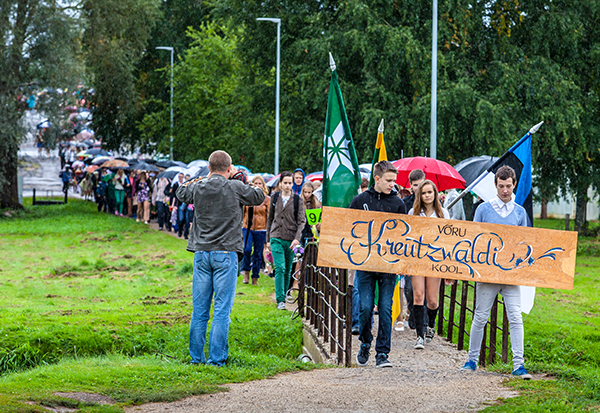 Kreutzwaldi kooli õpilased teisipäeval kooliaasta avarongkäigus. Foto: ANDREI JAVNAŠAN
