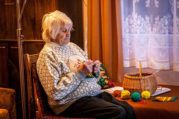 Beti Raam oma ligemale 60 aastat koduks olnud toas käsitööd tegemas. Foto: ANDREI JAVNAŠAN