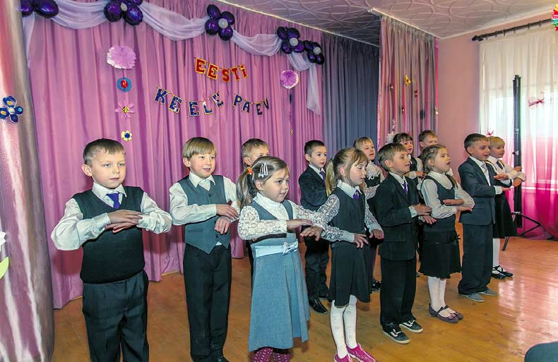 Eestikeelse lõbusa lauluga esinevad esimese klassi lapsed FOTO: Andrei Javnašan