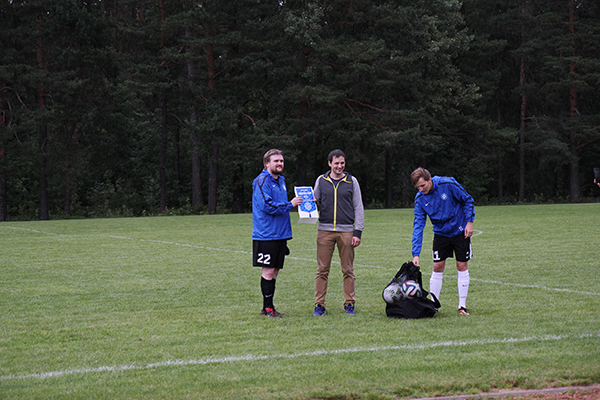 Siim Kera Eesti Jalgpalli Liidust annab üle tänukirja uue jalgpalliväljaku projektijuhile Merlis Pajustikule. Foto: BIRGIT PETTAI