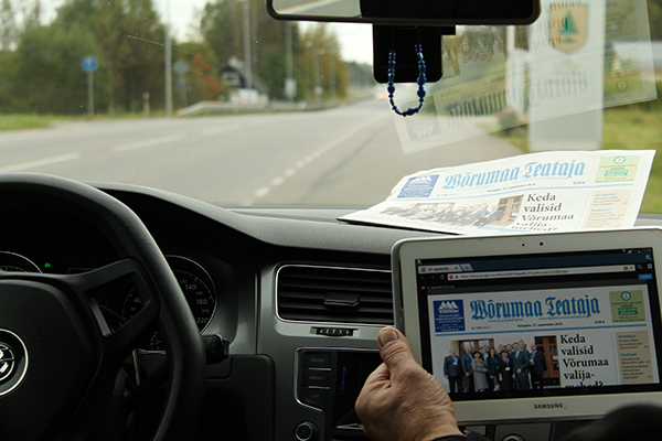 Kodus, tööl või puhkehetkel – kõikjal saab lugeda digilehte.  Foto: AIGAR NAGEL