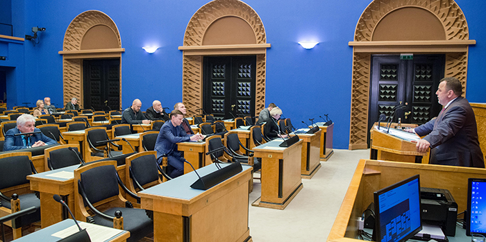 Rahandusminister (alates aprillist 2015) Sven Sester (IRL) esmaspäeva, 13. veebruari õhtul riigikogu suures saalis arupärimisele vastamas. 		                Foto: ERIK PEINAR (RIIGIKOGU KANTSELEI)