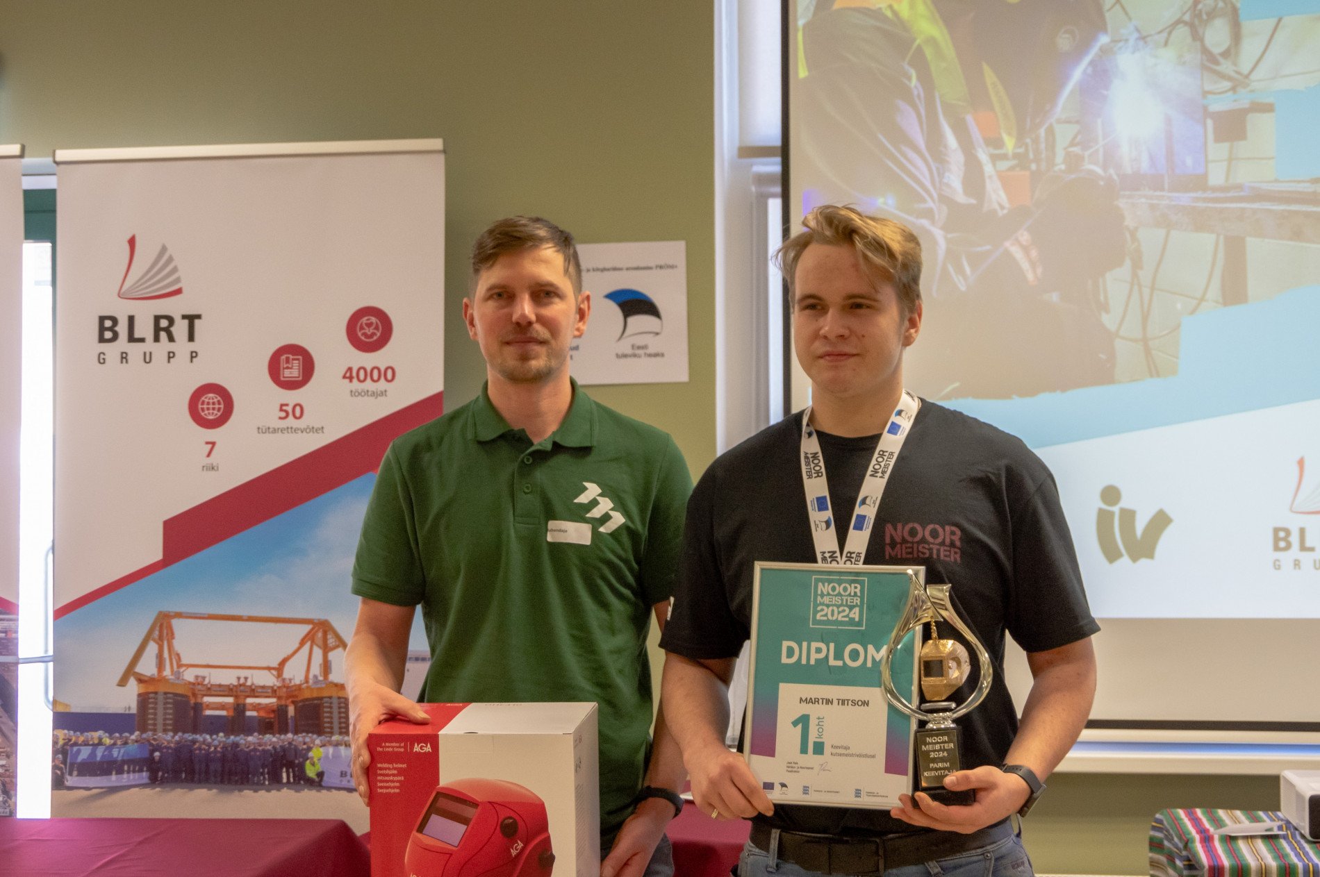 Juhendaja Riio Post (vasakul) ja võistluse võitja Martin Tiitson. Foto: ERAKOGU