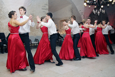 Balli kaunistasid ka spetsiaalse koolituse saanud tantsijad.     Foto: Jevgenia Zelenskaja