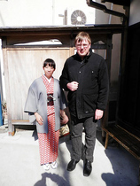 Tõnu Samuel oma praeguses kodukohas Kanagawas koos kohaliku Jaapani rahvariides näitsikuga.	Foto: ERAKOGU