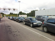 Sõiduautode ootejärjekord Luhamaa piiripunktis.    Foto: Võrumaa Teataja