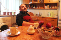 Meremäel enamiku volikogu kohtadest valimistel võitnud Arno Vares istub oma koduses köögis laua taga ja tunneb rahulolu. Foto: Võrumaa Teataja