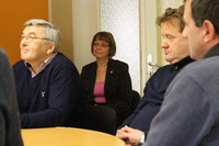 Pärast Katrin Roopi (pildil keskel) valimist vallavanemaks oli selgelt õnnelik volikogu liige Tõnis-Koit Pihu (vasakul) ning morn Meelis Mõttus. Foto: Võrumaa Teataja
