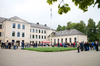 Eilne sünnipäevahõnguline pidulik aktus Võrumaa kutsehariduskeskuse peahoone ees Väimelas.  Foto: Võrumaa Teataja