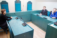 Ringkonnaprokurör Terje Aleksašin (vasakult), kaitsja Urmas Kõrgesaar ja kohtualune Marko Prits eile Võru kohtumaja saalis vahetult enne kohtuistungi algust. Foto: Võrumaa Teataja