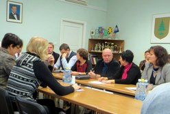 Võru linnavolikogu liige Mati Kitsik (pildil keskel) linnavolikogu istungil pärast valimisi mullu novembris. Foto: AIGAR NAGEL