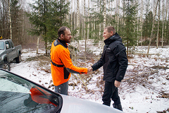 Siseminister Hanno Pevkur (pildil paremal) tervitamas eile metsas maaomanikku Olavi Nagelit. Foto: Võrumaa Teataja