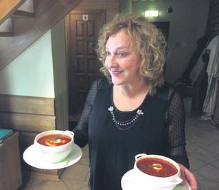 Maire viib suppi lauda. Fotod: Võrumaa Teataja