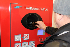 Nooruse Meie poe juures asuv uus pressiga taaraautomaat, mis on varasemast palju kiirem ja keskkonnasõbralikum.	  Foto: AIGAR NAGEL