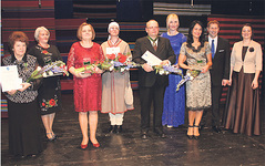Pärast kätlemistseremooniat kogunesid autasustatud ühispildi tegemiseks teatrisaali lavale. Pildil on (vasakult) Ere Raag, Eda Veeroja, Kaidi Järvpõld, Külli Eichenbaum, Väino Repp, Anneli Roosmäe, Angela Järvpõld, Andres Kõiv ja Mailis Koger.  Foto: VÕRUMAA TEATAJA