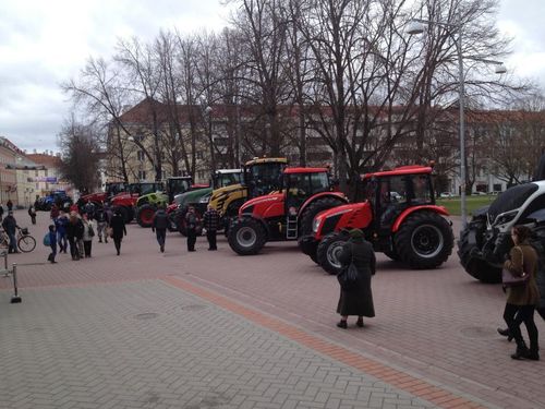 Selline nägi künnipäeval välja Küüni tänav, kust pilkupüüdvad traktorid sõitsid turu juures üle silla ja Narva maanteelt pöörati tagasi Tähtvere poole messialale.  Foto: VÕRUMAA TEATAJA