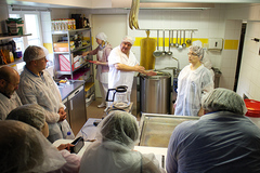 Prantsuse juustumeister Michel Lepage (pildil keskel) üleeile Metsavenna talu köögis piimatootjatele juustutegemist õpetamas. 	  Foto: Võrumaa Teataja
