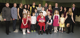 Lõuna-Eesti vahvaim vanaisa Peeter Hade oma rohkearvulise saatjaskonnaga, pildilt on puudu seitse lapselast.	 Foto: ERAKOGU
