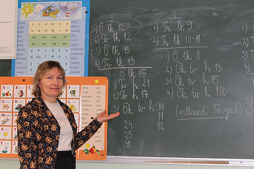 Õpetaja Anne Heier tahvli ees, kuhu on kirja pandud ülesanded tervele koolile, kus õpib küll viis last, aga klasse on esimesest kolmandani.  Foto: AIGAR NAGEL