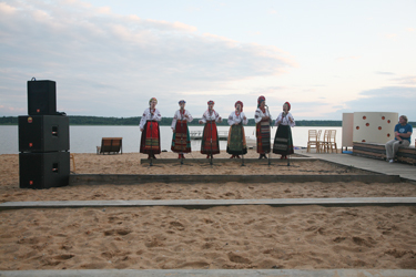 Hetk Võru folkloorifestivali kontserdist möödunud aasta 16. juuli õhtul Tamula rannas, kuhu helivõimenduse tõi kohale Jüri Luik isiklikult.  Foto: Võrumaa Teataja