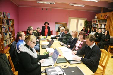 Hetk volikoguistungilt Lasva rahvamajas, ees vasakul endine volikogu esimees Ave Tamra, tema vastas värske esimees Ain Lõiv, laua otsas kõneleb Pikakannu kooli teemal kooli endine direktor Viivi Juhkam. Foto: INNO TÄHISMAA