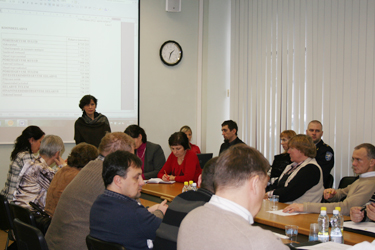 Võru linna 2012. aasta eelarvet tutvustas volikogule linnavalitsuse rahandusosakonna juhataja Kerstin Tammjärv. Foto: MAARJA ROON