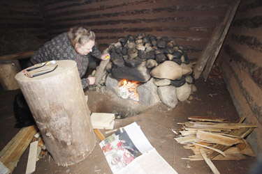 Pildil teeb Viire Pajula korstnata kerisahju tuld küll ajalehtede ja tikkudega, ent eksperimendiajaks viiakse kõik tänapäevane majast välja.	 Foto: ANDREI JAVNAŠAN