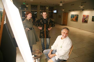 Näituse korraldajad Jana Huul (vasakul) ja Andrus Raag koos Mehhiko kunstniku Leno Morfiniga enne toidu-teemalise näituse avamist Võru Kandle fuajees.  Foto: INNO TÄHISMAA