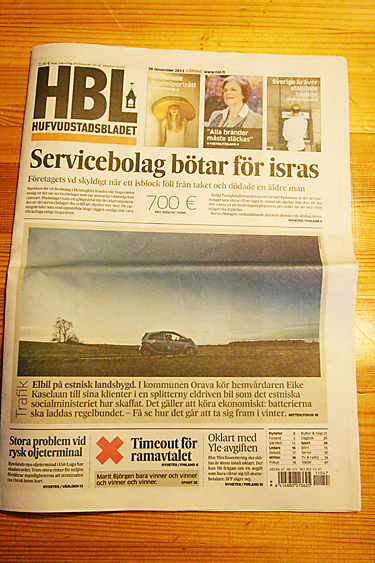 Artikkel Orava valla elektriautost Soomes ilmuva rootsikeelse päevalehe Hufvudstadsbladet esiküljel.