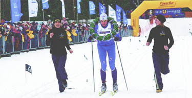 Haanja suusaradadel on üles kasvanud mitmed tuntud suusamehed, kellest kuulsaim on Raul Olle. Pildil triumfeerib ta Tartu maratonil 2005. aastal.        Foto: INTERNET