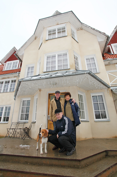 Arossa Villa peremees Tiit Soosaar (tagareas vasakul) koos Peterburist Võrumaale talverõõme nautima tulnud Juri ja Vita Maškini ning nende koera Agadiga. Foto: ANDREI JAVNAŠAN