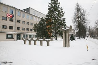 Võru gaasianalüsaatorite tehase hooned on jagatud kaheks kinnistuks, Kreutzwaldi 59a (suurem hoone) ja Kreutzwaldi 59. Mõlemad äripinnana registreeritud hooned on kinnistusregistri andmetel omakorda korteriomanditeks jagatud. Üks korter võtab enda alla terve korruse, suuremas hoones on see 1707 m2 ja väiksemas 1386 m2. Foto: INNO TÄHISMAA