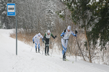 Hetk maratonirajalt 37. kilomeetrilt Trolla külas Vaskna bussipeatuse juures, kus esikolmik Algo Kärp (nr 2), Aivar Rehemaa (11) ja Siim Sellis (21) püsis veel ilusasti koos. Foto: INNO TÄHISMAA