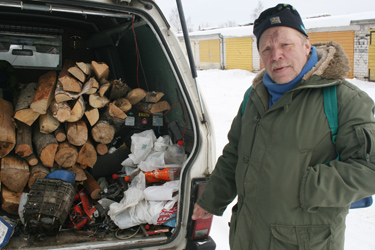 Lembit Avald abistajatelt saadud puid näitamas. Foto: AIGAR NAGEL