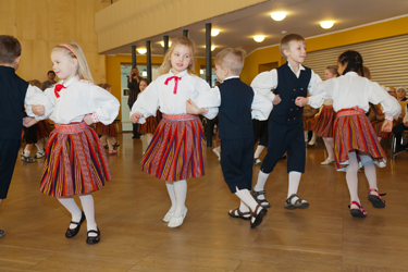 Tantsu keerutavad pisikesed esinejad lasteaia Päkapikk folkloorirühmast.  Foto: MAIDU JAASON