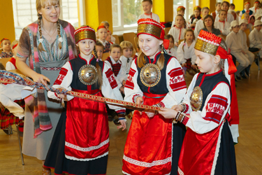 Vastlakass viis lastele läbi mitmeid võistlusi, pildile jäi  vöödega patsipunumine. Foto: MAIDU JAASON