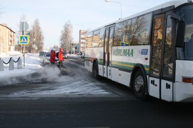 Jalakäijatel on isegi ülekäigurajal tegemist, et sõidukite vahelt üle tee pääseda. Foto: MAARJA ROON  