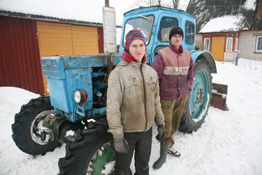 Meremäe valla Miikse kandi mehed Rein Hirvemäe ja Janar Mändla traktori juures, mille abil autod sügavast lumest välja aidati. Foto: INNO TÄHISMAA