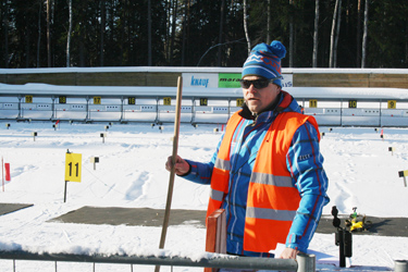 Võistluste peakohtunik Hillar Zahkna puhastas enne võistlusi harjaga laskesuusatajate laskmisrada, aga leidis aega ka paar sõna uudistajate jaoks. Foto: AIVE HANSI