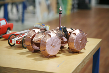 Sel aastal Võrumaal valminud üks omanäolisematest masinatest, aurukuukulgurit meenutav amfiibsõiduk Steampunk, mille autor on Mõniste koolitüdruk Liispet Jalandi.  Fotod: INNO TÄHISMAA