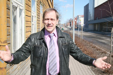 Äsja Valgevenest naasnud dirigent Erki Pehk eile Võrus Liiva tänaval Kandle kultuurimaja vastas. Foto: INNO TÄHISMAA
