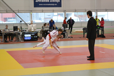 „Judo on midagi enamat – see on intelligentsus, sõprus,” sõnas Võru linnapea Andres Kõiv judovõistluse „Võru kevad” avakõnes. Endise judokana oli tal hea meel näha maakonnakeskusesse tulnud spordisõpru, keda ühendab armastus judo vastu. Pildil on üks pingeline võistlushetk nädalavahetusel toimunud võistlusest. Foto: PILLE IVASK