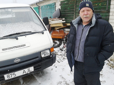 Lembit Avald oma bussi ja garaaži juures.   Foto: AIGAR NAGEL