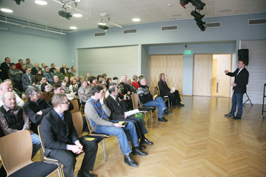 Riigikogu maaelukomisjoni esimees Kalvi Kõva reedel Kandle kultuurimaja väikses saalis Võrumaa talunikele kõnelemas. 	 Foto: INNO TÄHISMAA