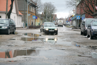 Autoslaalom Kreutzwaldi ja Liiva tänava nurgal politseimaja juures. Foto: Võrumaa Teataja